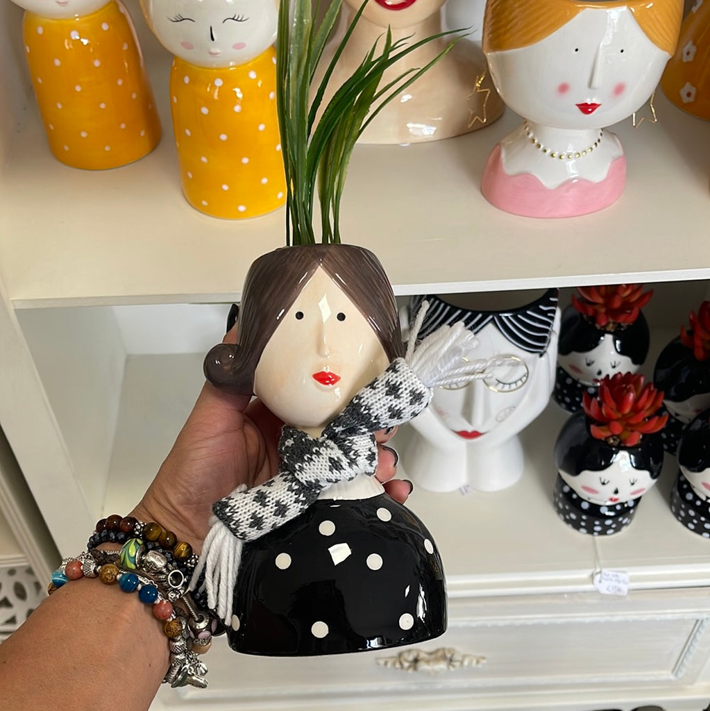 Vaso testa di donna con piantina e sciarpa