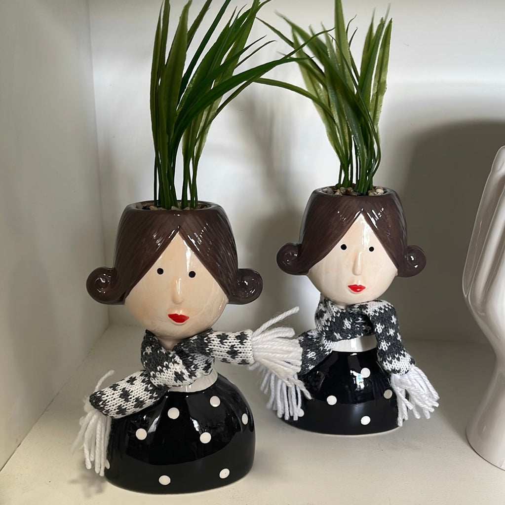 Vaso testa di donna con piantina e sciarpa