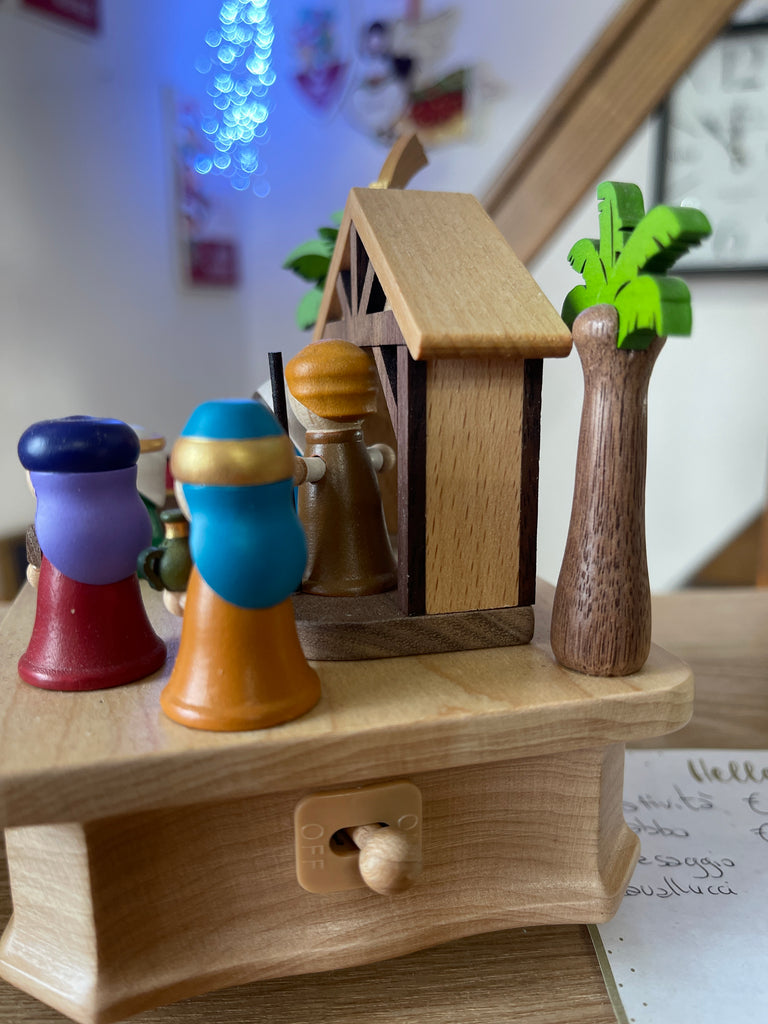 WOODERFUL LIFE Carillon ondeggiante in legno Natività Dipinto a mano
