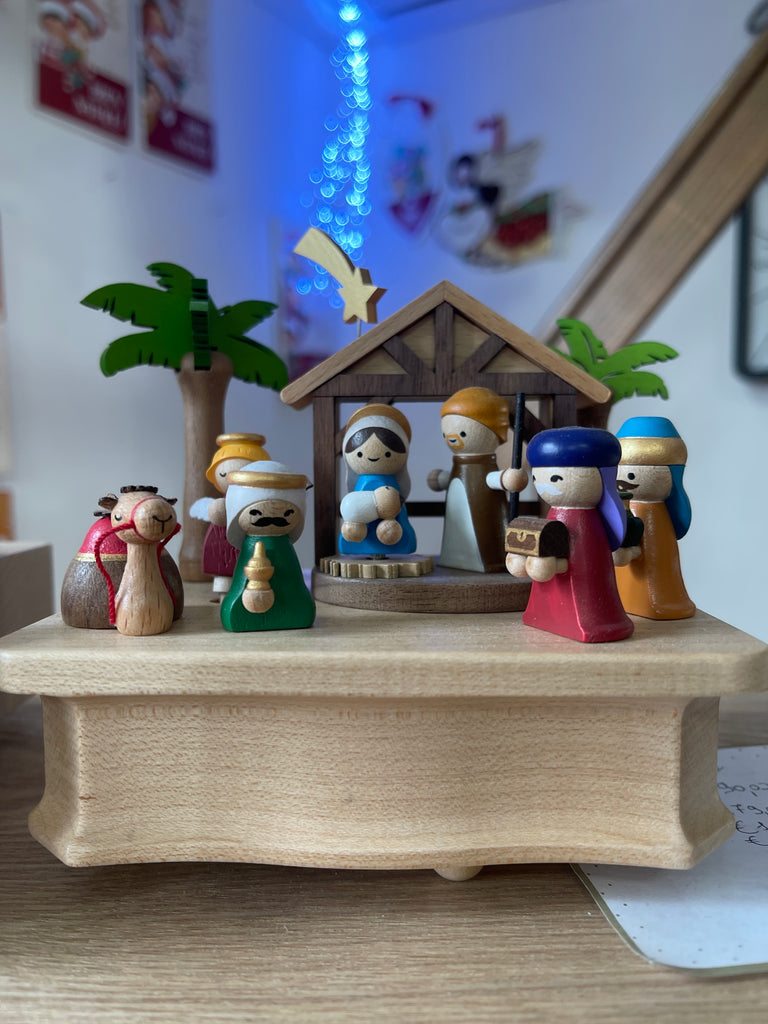 WOODERFUL LIFE Carillon ondeggiante in legno Natività Dipinto a mano