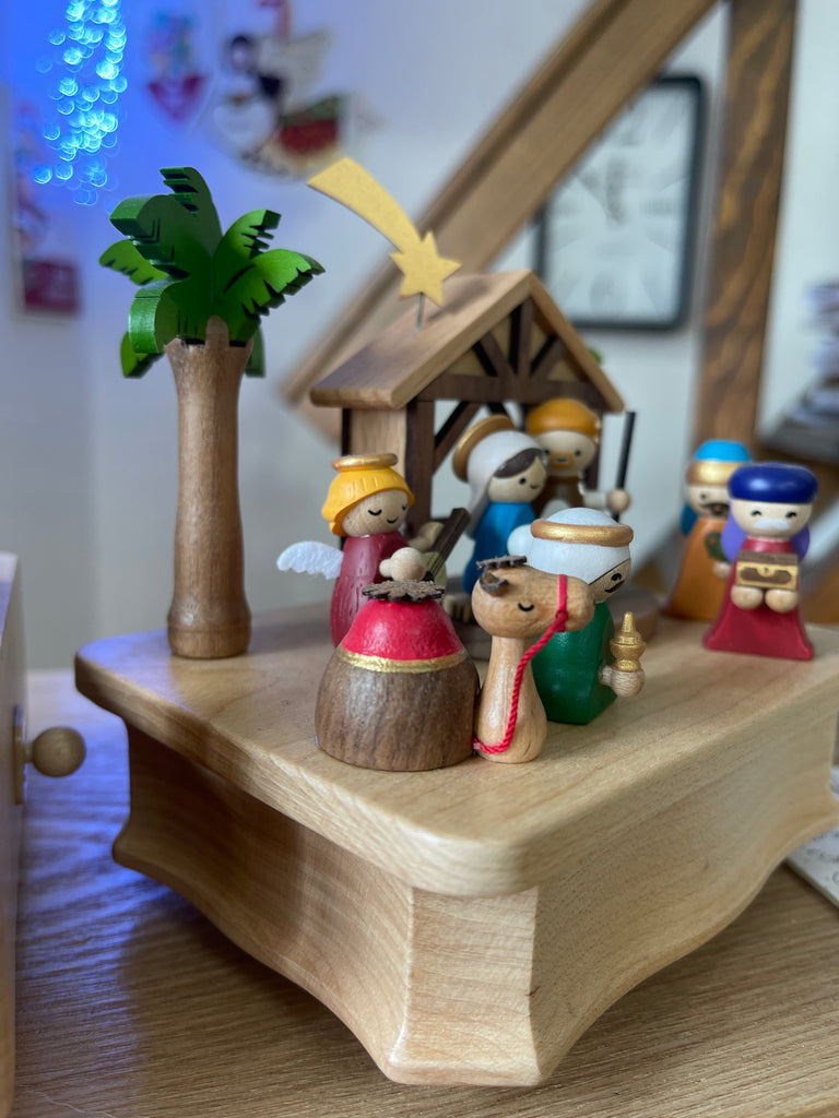 WOODERFUL LIFE Carillon ondeggiante in legno Natività Dipinto a mano