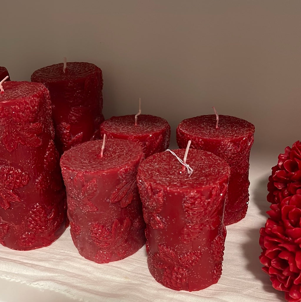 Candela cilindro con pigne a rilievo piccola