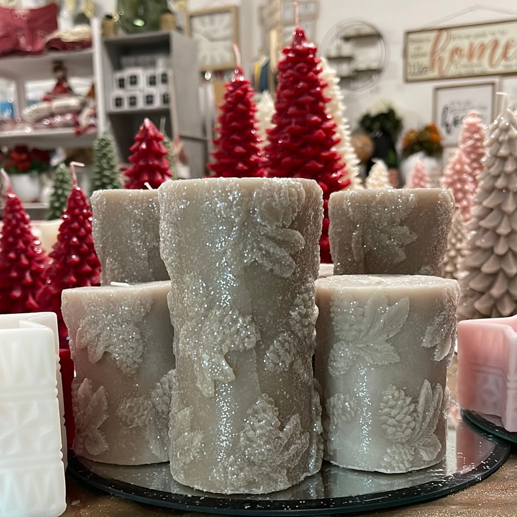 Candela cilindro con pigne a rilievo